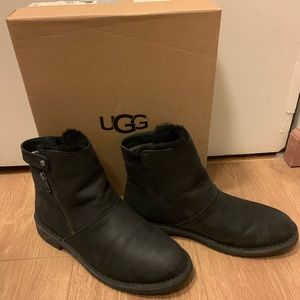 Black Uggs Short Chelsea Boots. Super Warm